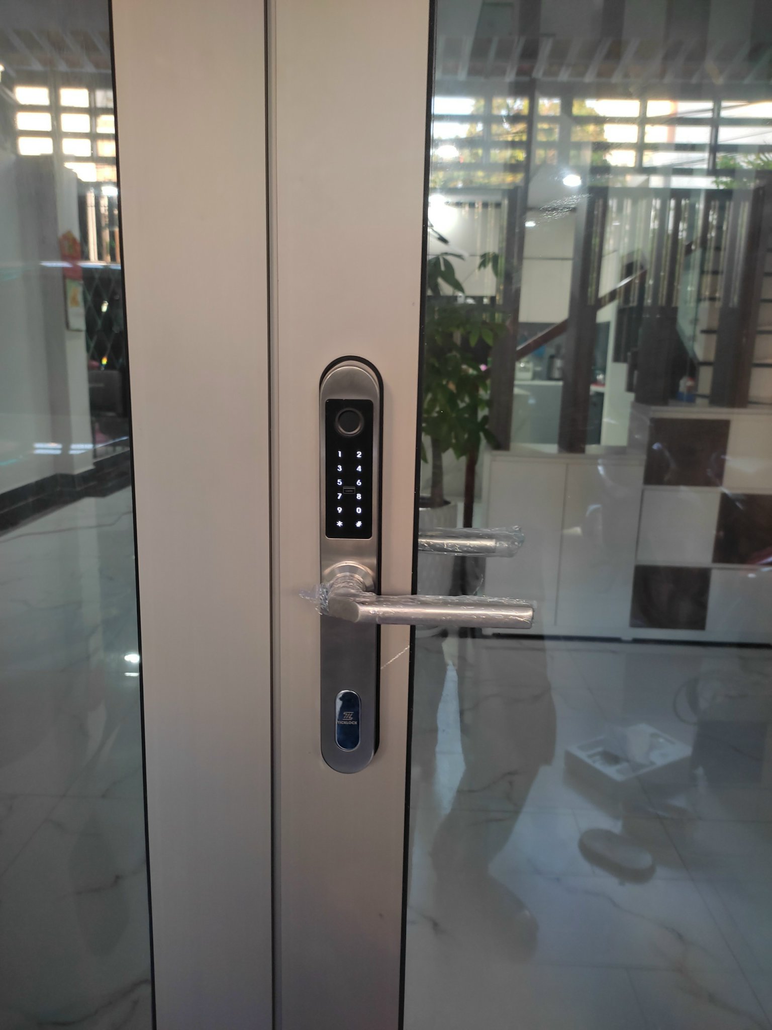 Hình ảnh thực tế khóa vân tay cửa nhôm i600S