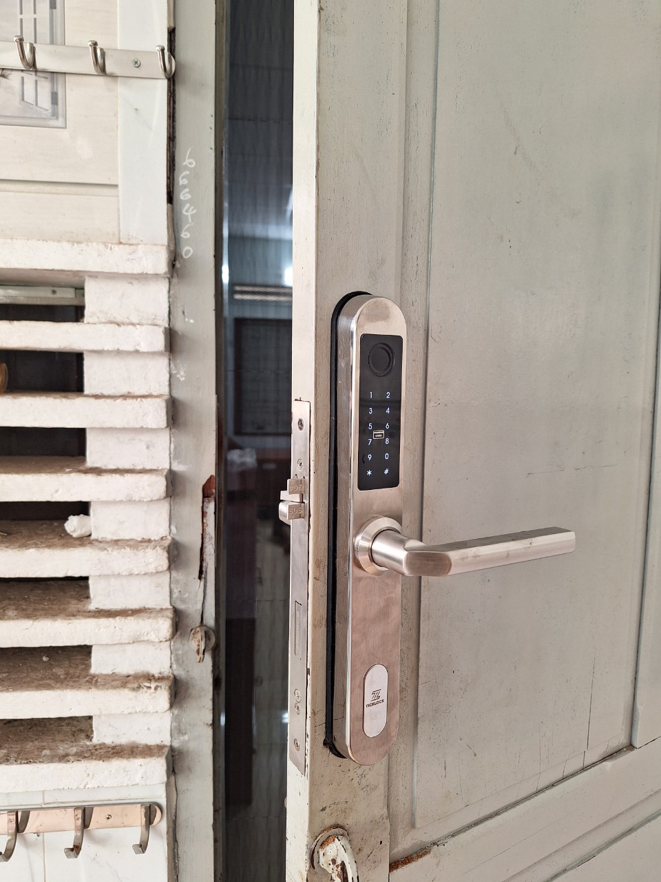 Hình ảnh thực tế khóa vân tay cửa nhôm i600S