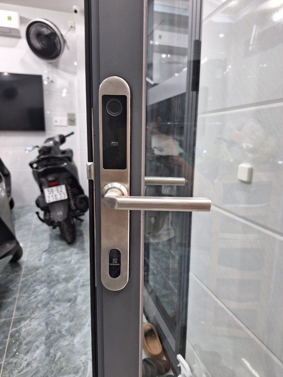 Hình ảnh thực tế khóa vân tay cửa nhôm i600S