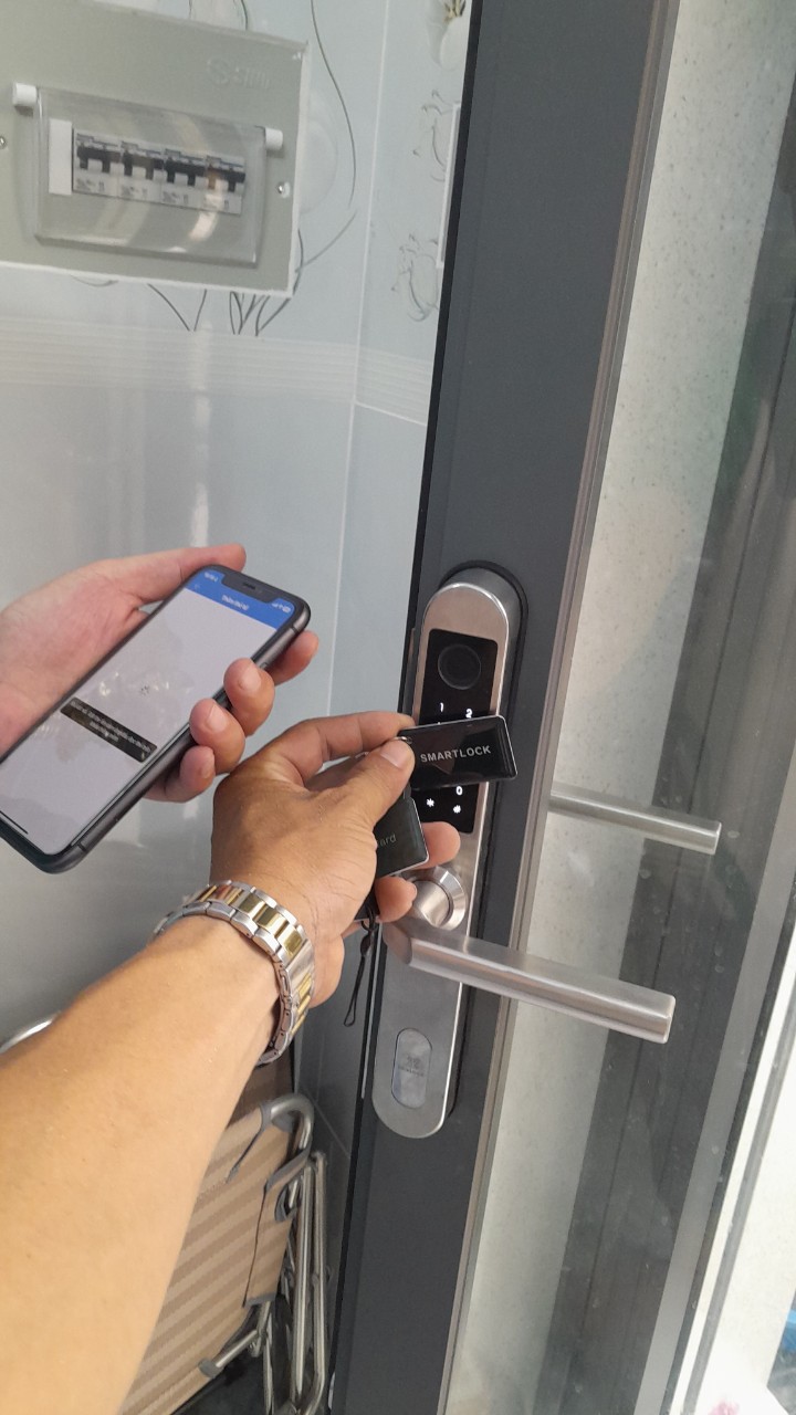Hình ảnh thực tế khóa vân tay cửa nhôm i600S