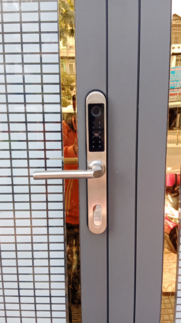 Hình ảnh thực tế khóa vân tay cửa nhôm i600S