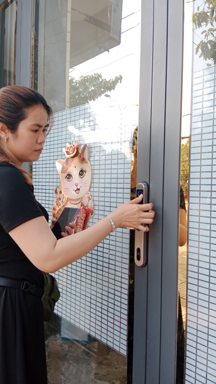 Hình ảnh thực tế khóa vân tay cửa nhôm i600S