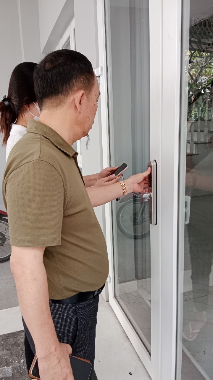 Hình ảnh thực tế khóa vân tay cửa nhôm i600S