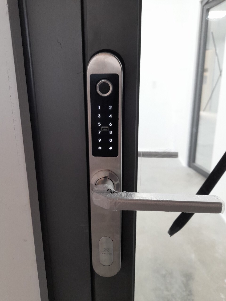 Hình ảnh thực tế khóa vân tay cửa nhôm i600S