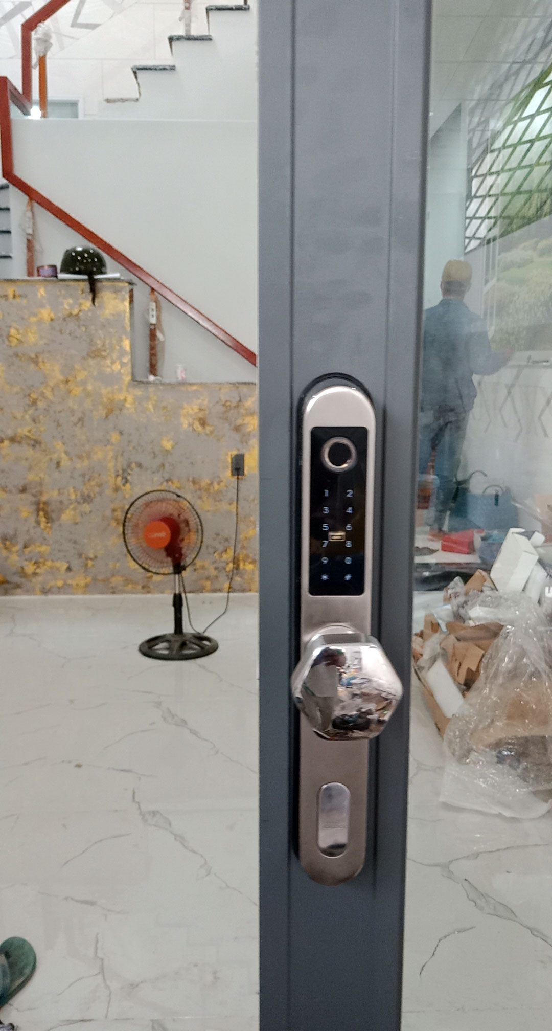 Hình ảnh thực tế khóa vân tay cửa nhôm i600S