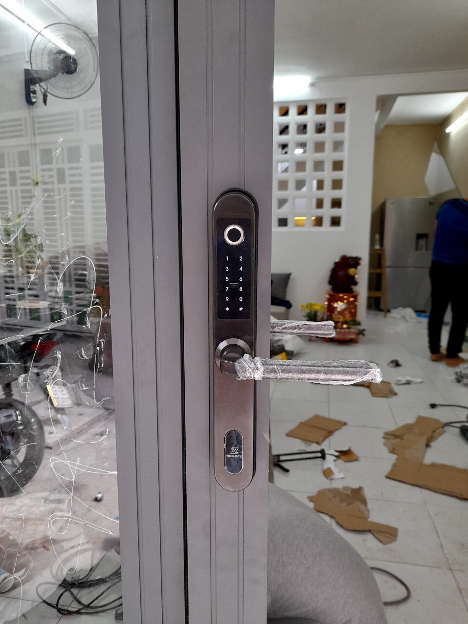 Hình ảnh thực tế khóa vân tay cửa nhôm i600S