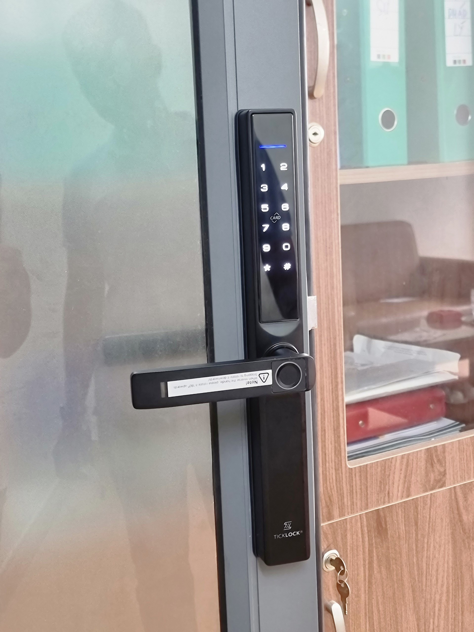 Hình ảnh thực tế khóa cửa vân tay ticklock AD106