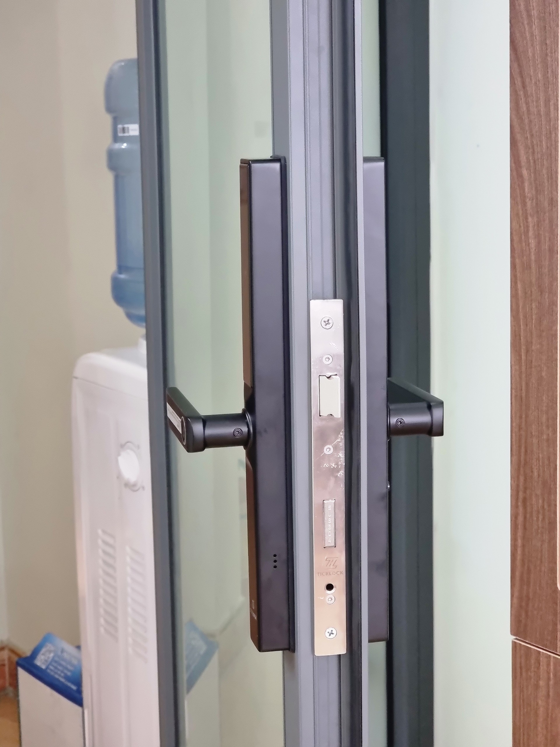 Hình ảnh thực tế khóa cửa vân tay ticklock AD106