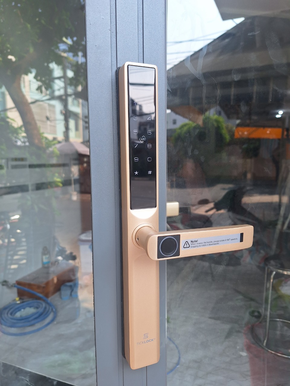 Hình ảnh thực tế khóa cửa vân tay ticklock AD106