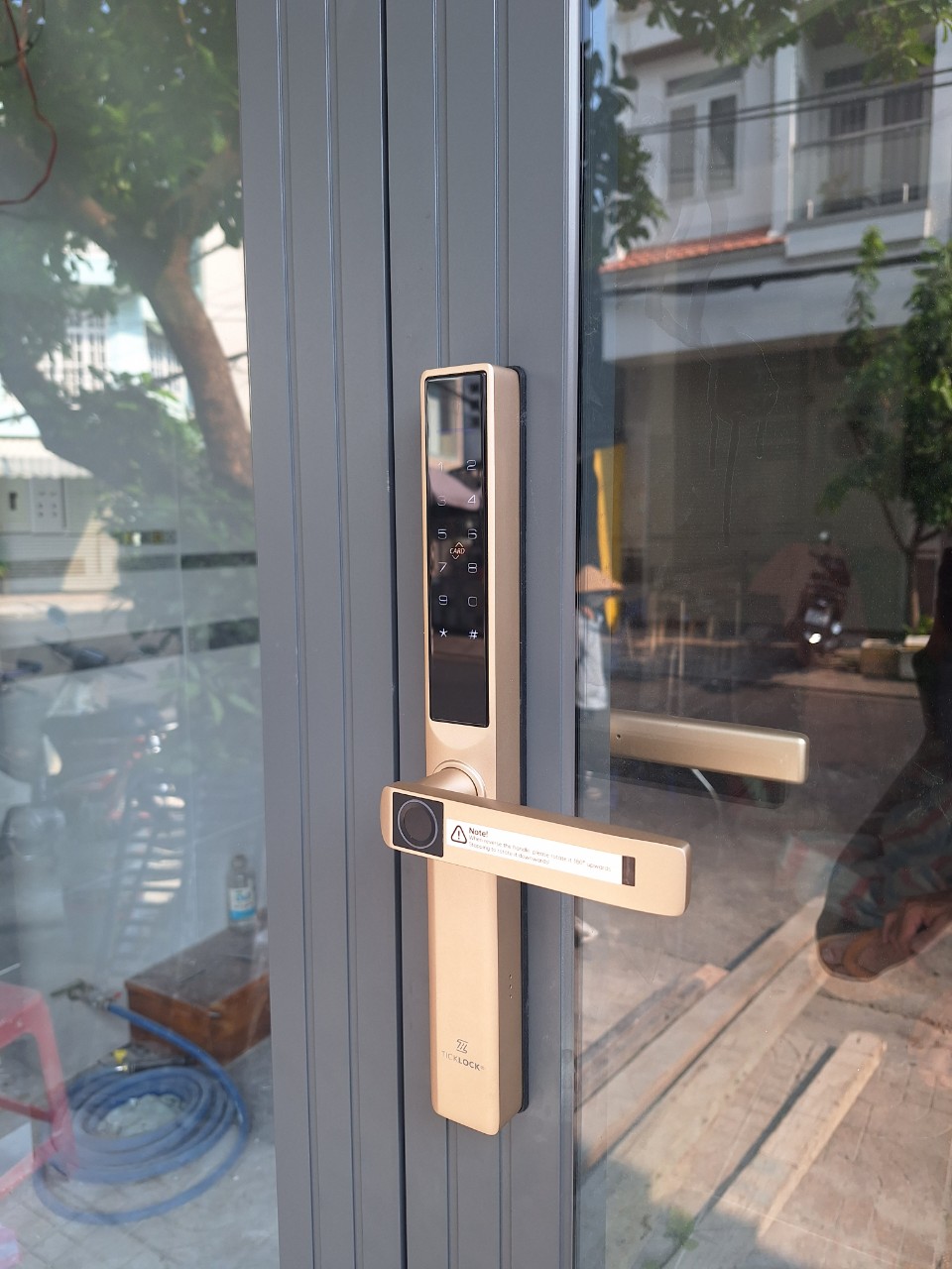 Hình ảnh thực tế khóa cửa vân tay ticklock AD106