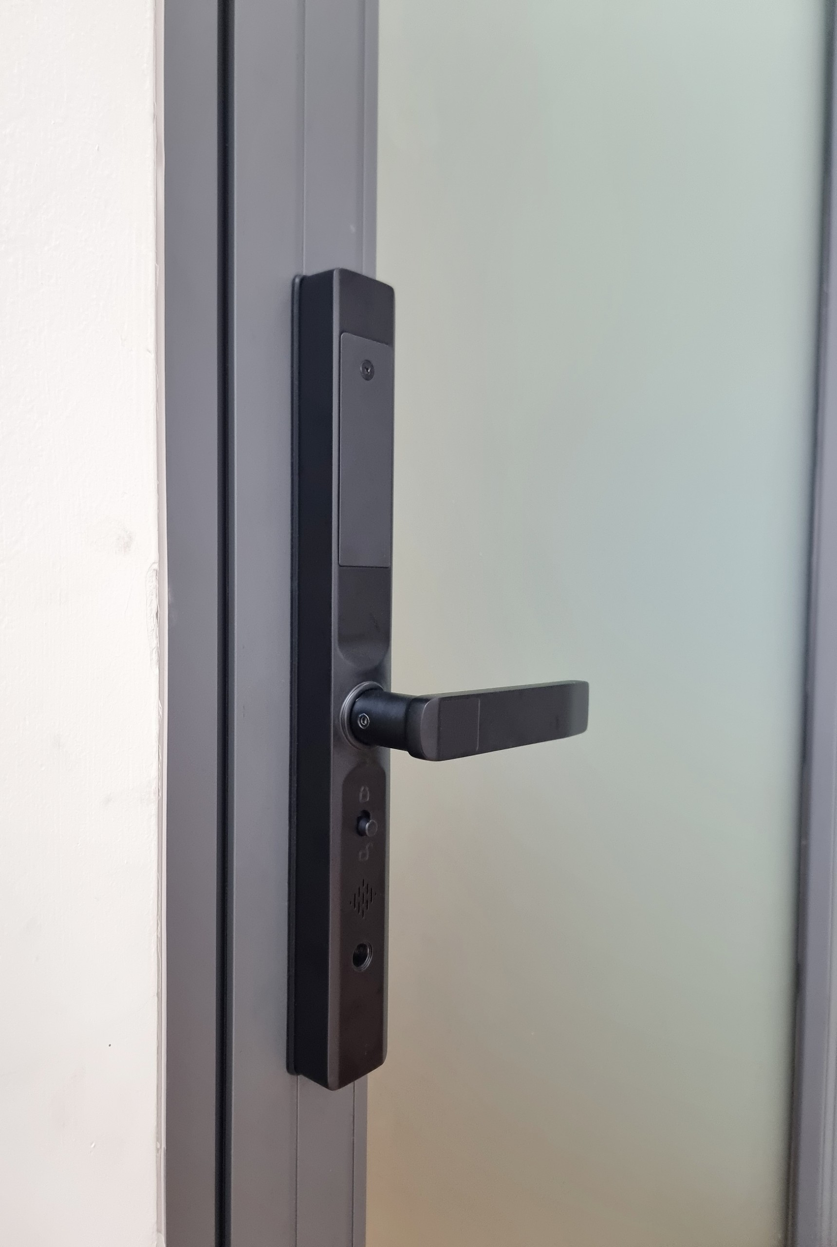 Hình ảnh thực tế khóa cửa vân tay ticklock AD106