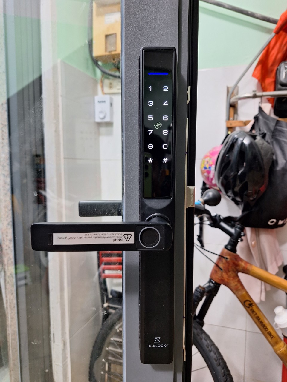 Hình ảnh thực tế khóa cửa vân tay ticklock AD106