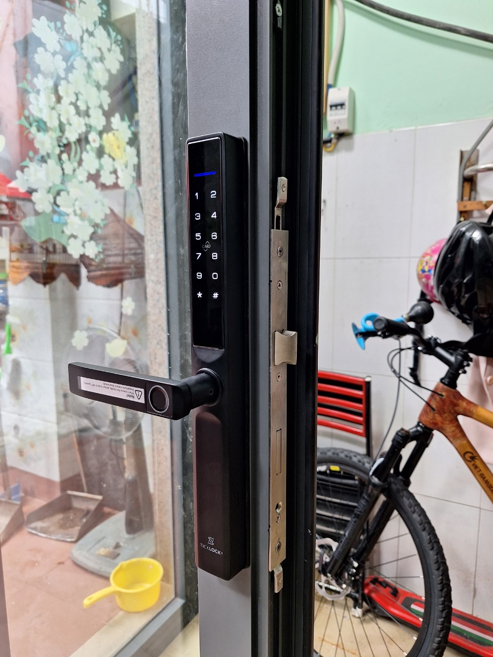Hình ảnh thực tế khóa cửa vân tay ticklock AD106