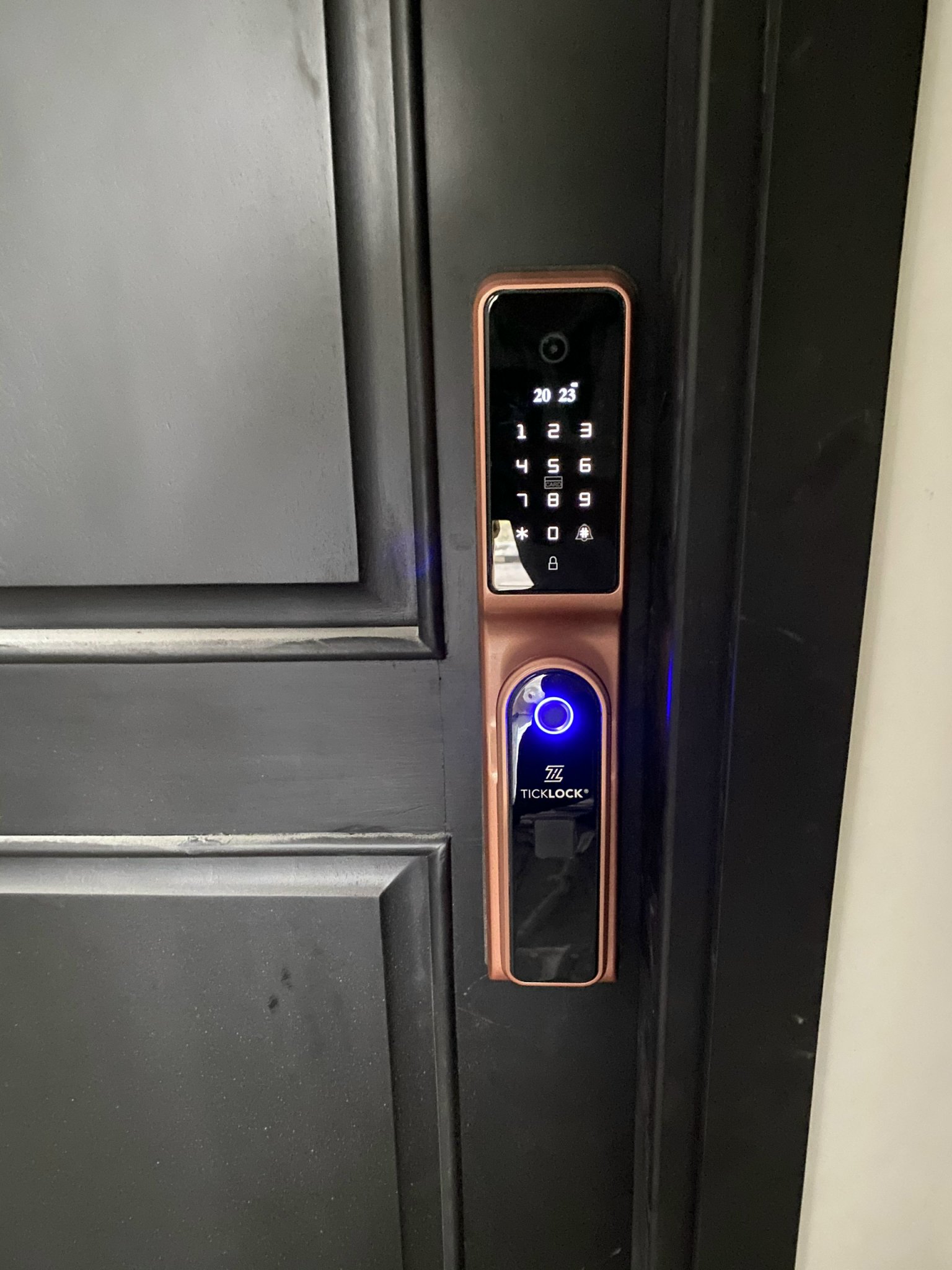 Hình ảnh thực tế khóa cửa thông minh ticklock A680