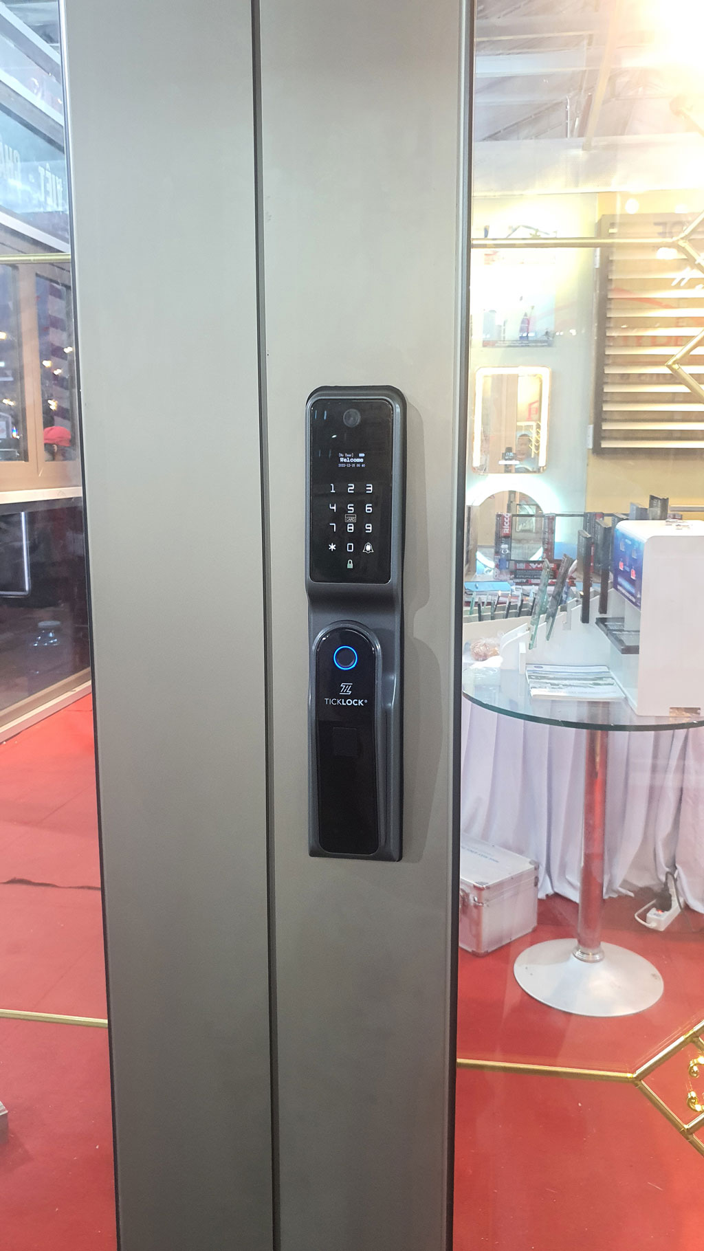 Hình ảnh thực tế khóa cửa thông minh ticklock A680