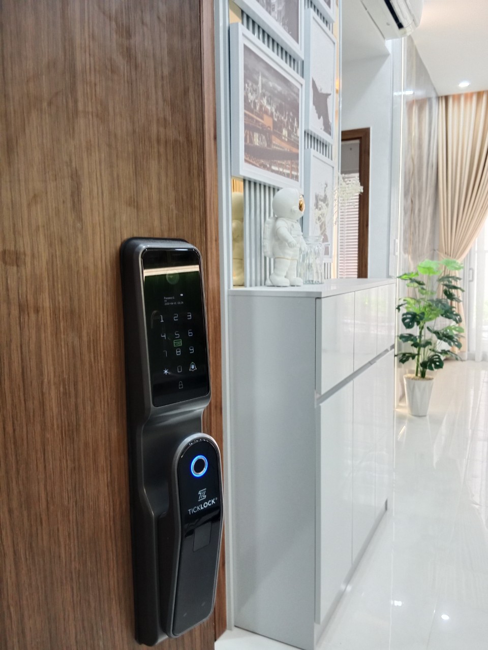 Hình ảnh thực tế khóa cửa thông minh ticklock A680