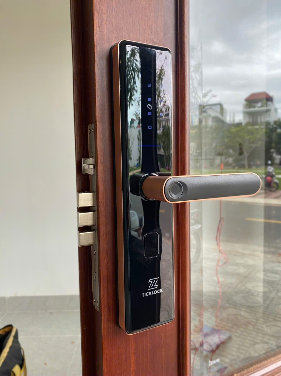 Hình ảnh thực tế khóa cửa vân tay TICKLOCK SL07
