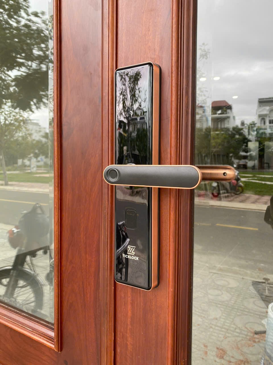 Hình ảnh thực tế khóa cửa vân tay TICKLOCK SL07
