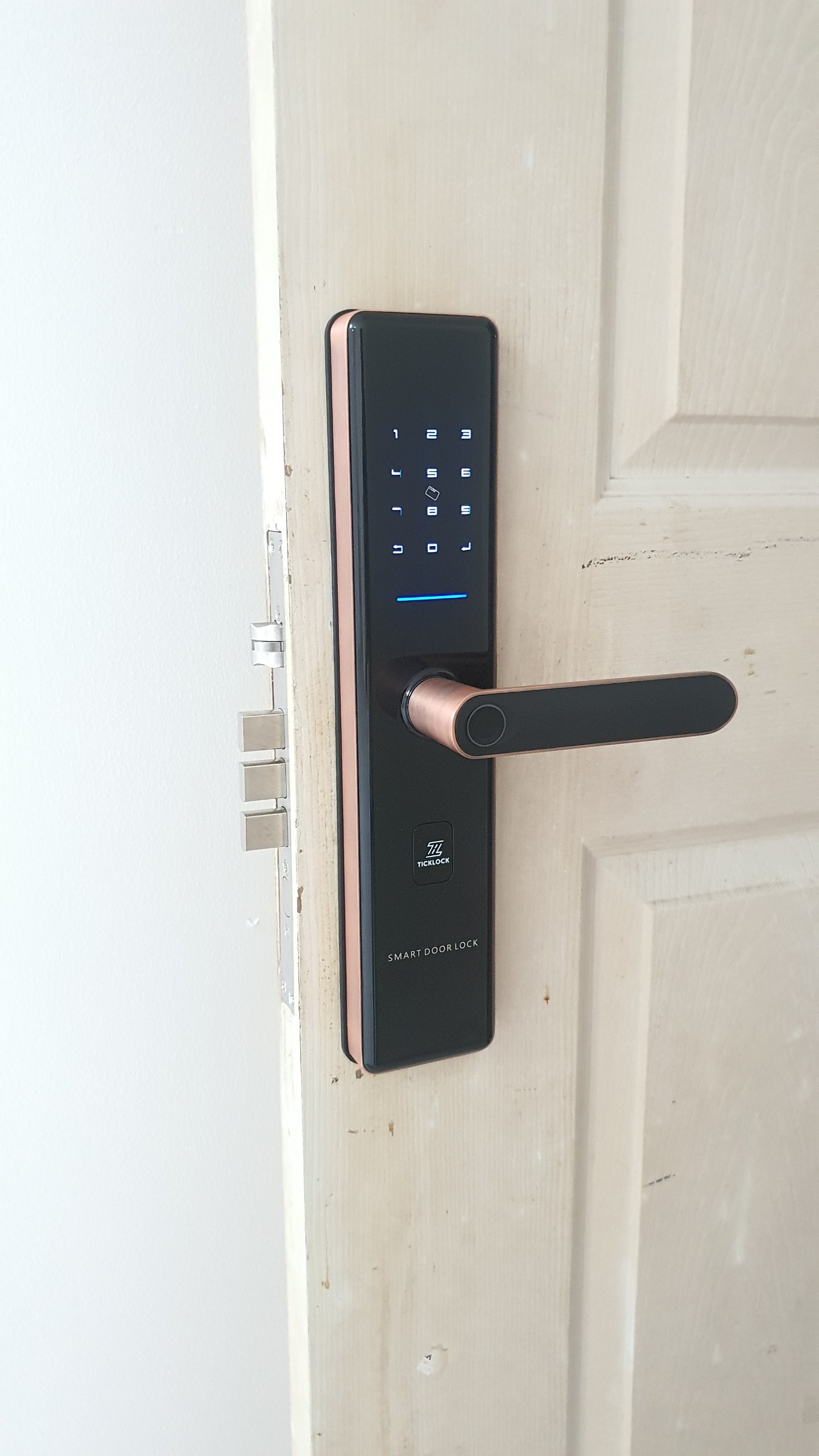 Hình ảnh thực tế khóa cửa vân tay TICKLOCK SL07