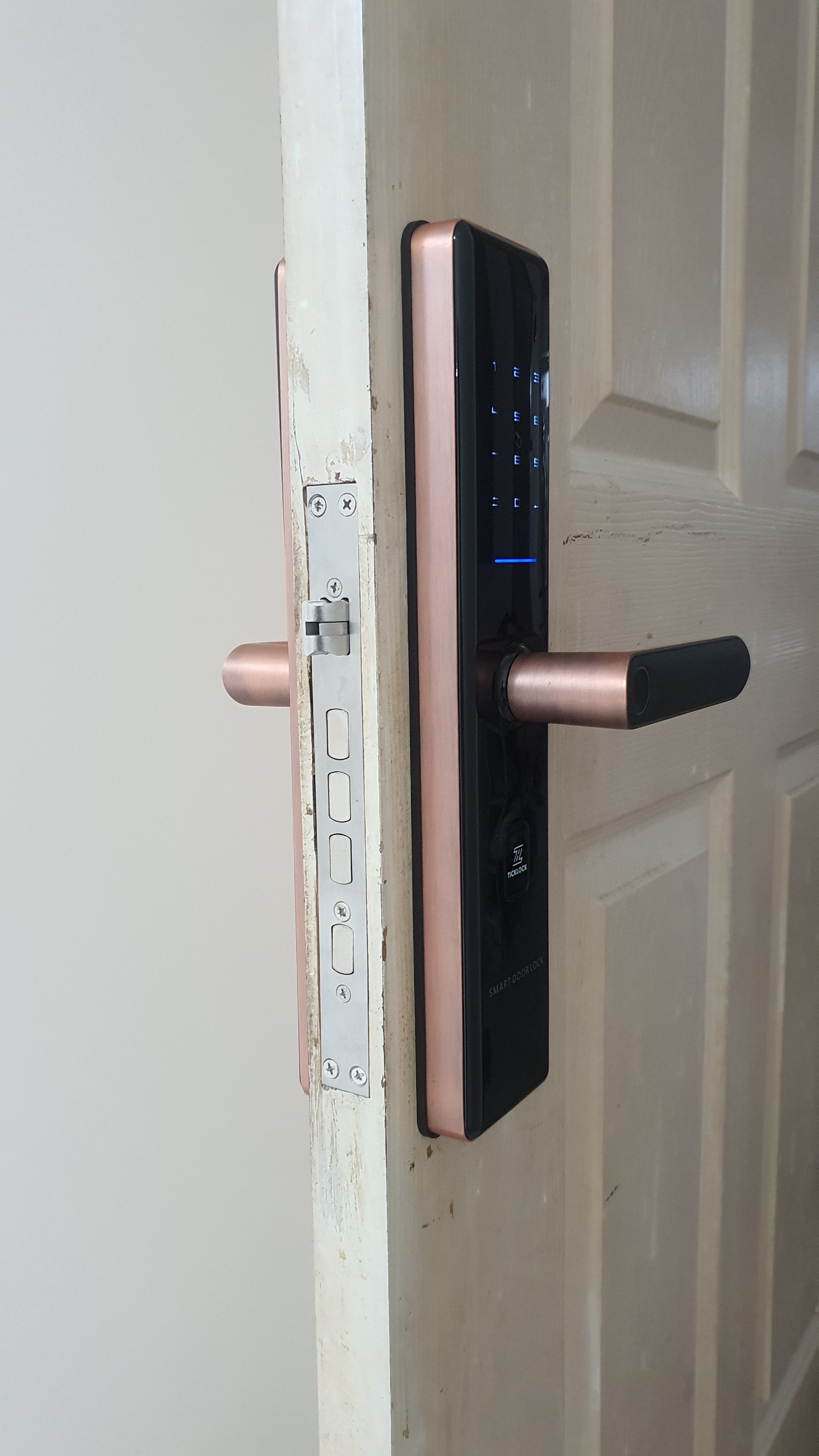 Hình ảnh thực tế khóa cửa vân tay TICKLOCK SL07