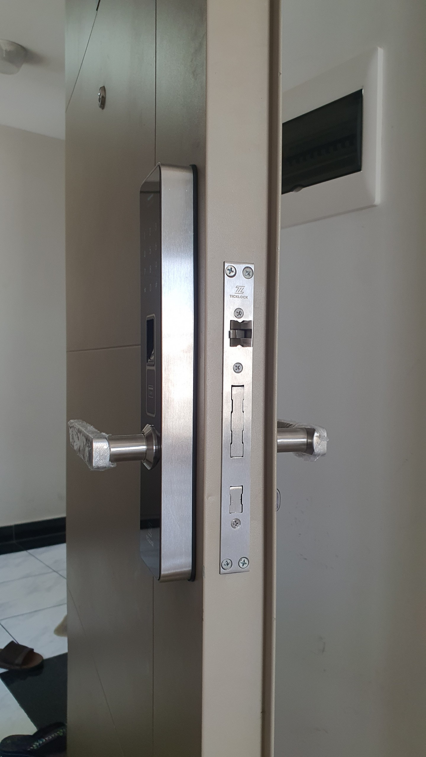 Hình ảnh thực tế khóa vân tay ticklock sma07