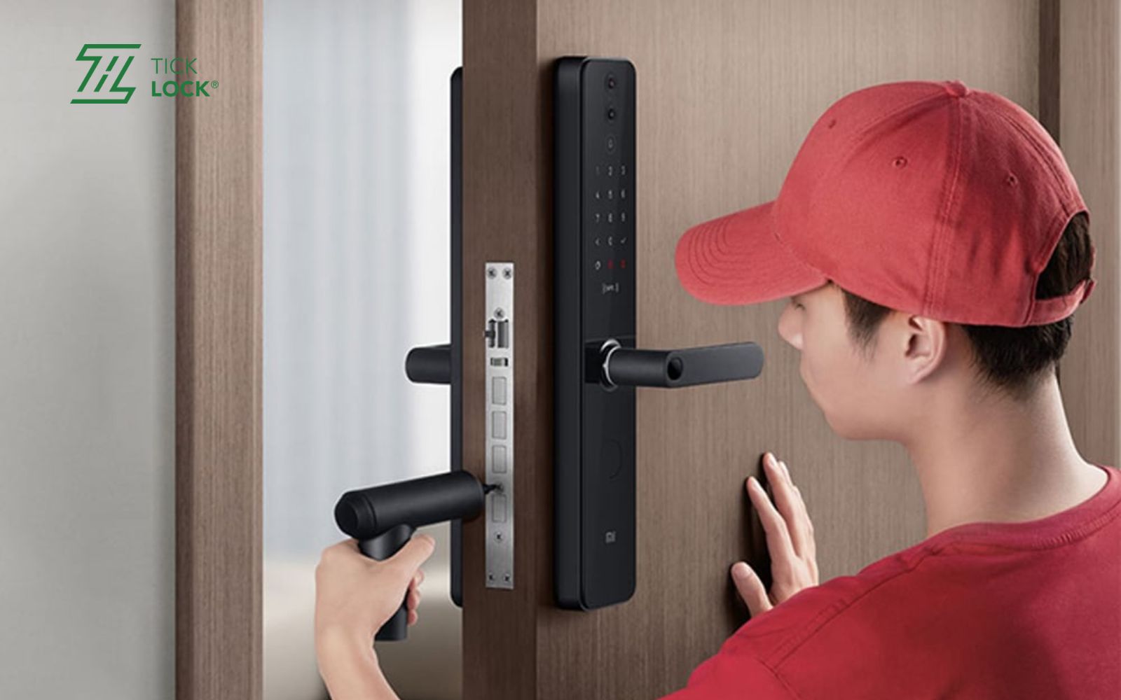 Đảm bảo lắp đúng khớp ngoài và trong để khóa hoạt động mượt mà.