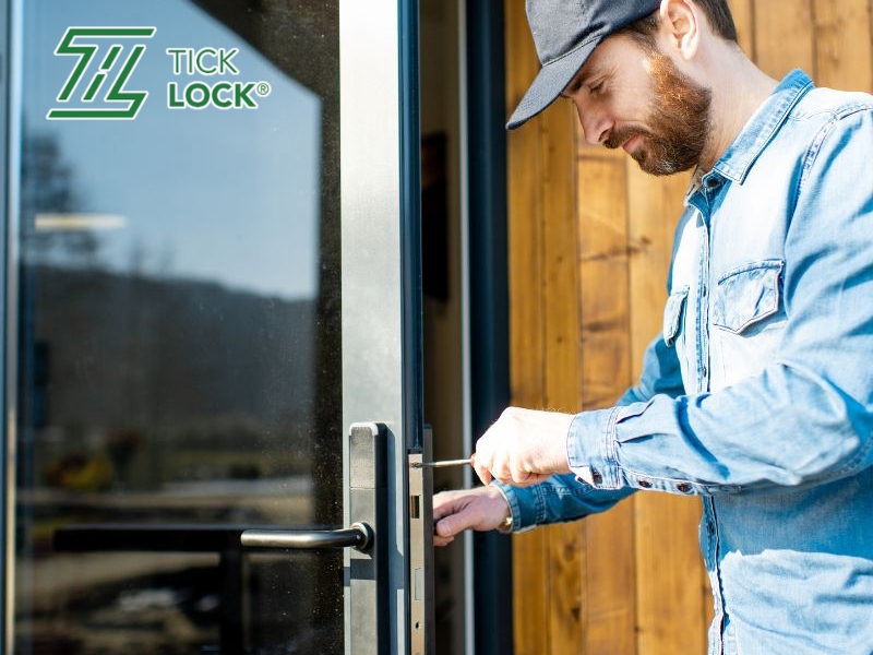 Cách reset khóa cửa vân tay bằng chìa khóa cơ