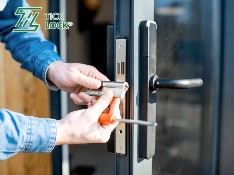 Cách thay pin khóa cửa điện tử dễ dàng