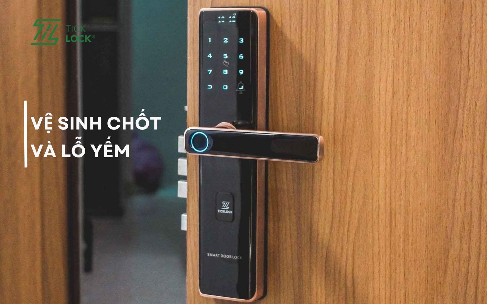 Làm sạch khóa cửa vân tay bằng xăng A92