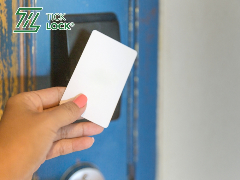Mở khóa cửa điện tử bàng thẻ từ
