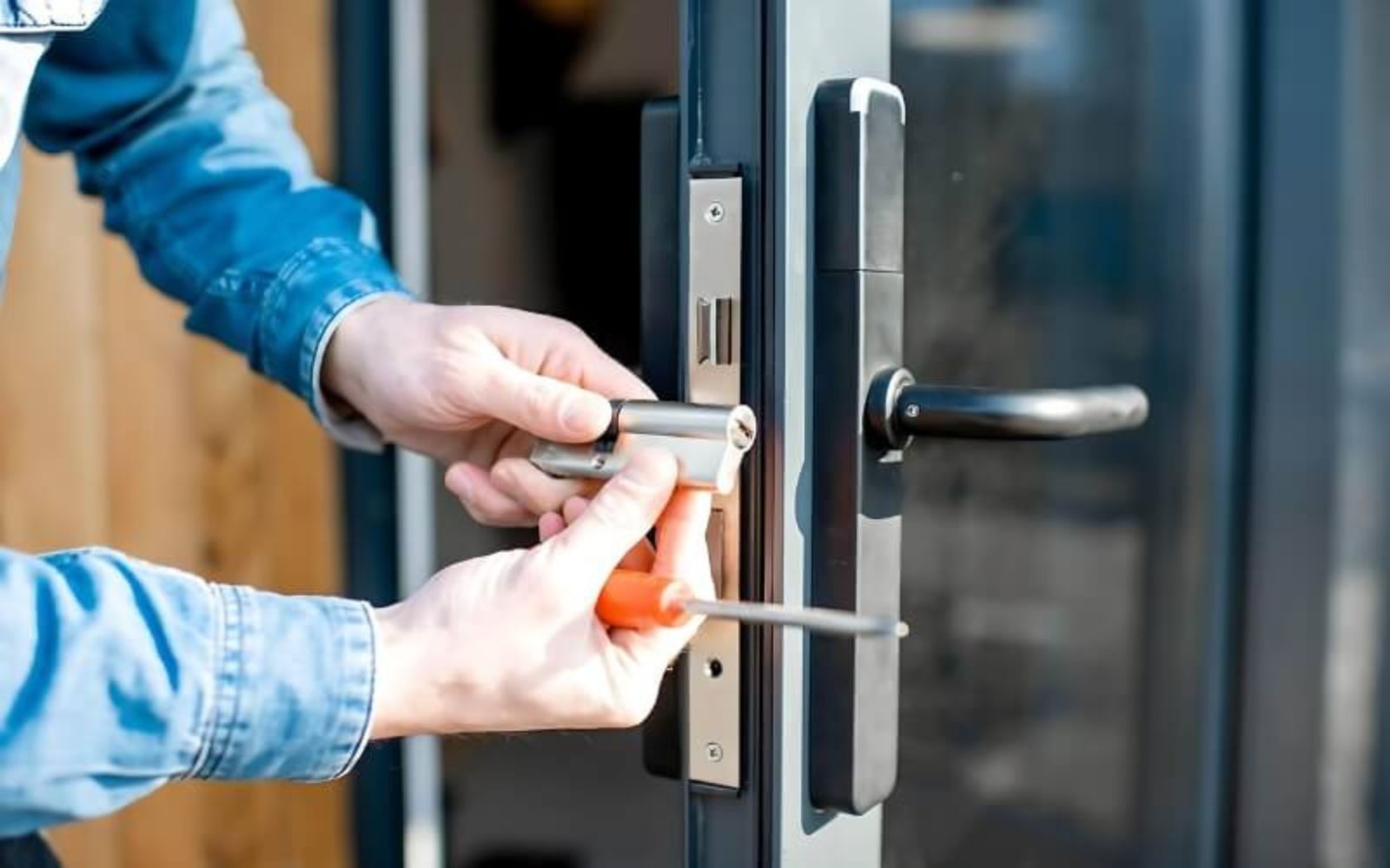 Cách nào sửa khóa cửa bị kẹt