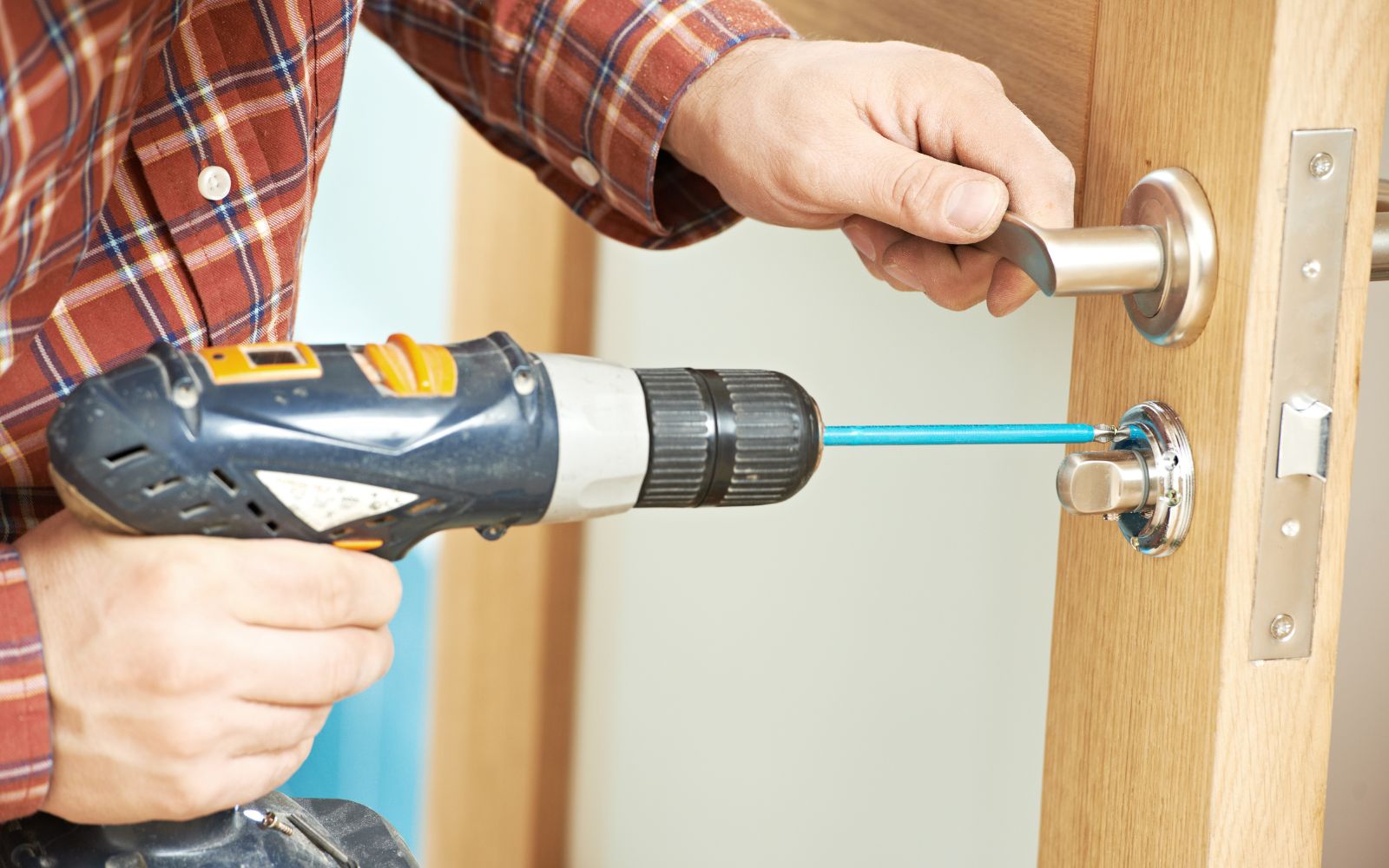Tháo khóa cửa cũ để lắp khóa thông minh