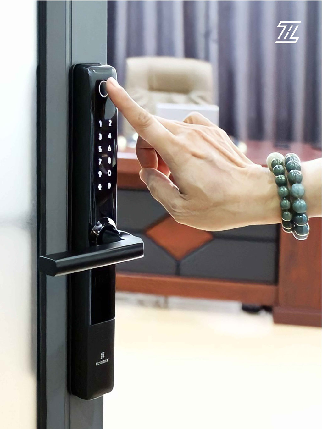 Hình ảnh thực tế khóa vân tay ticklock i720 trên cửa