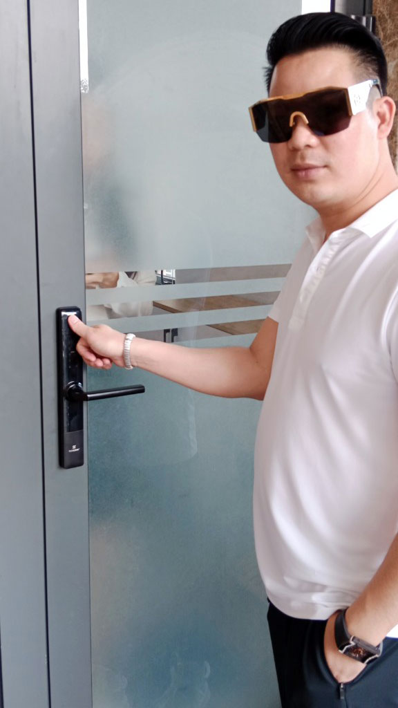 Hình ảnh thực tế khóa vân tay ticklock i720 trên cửa