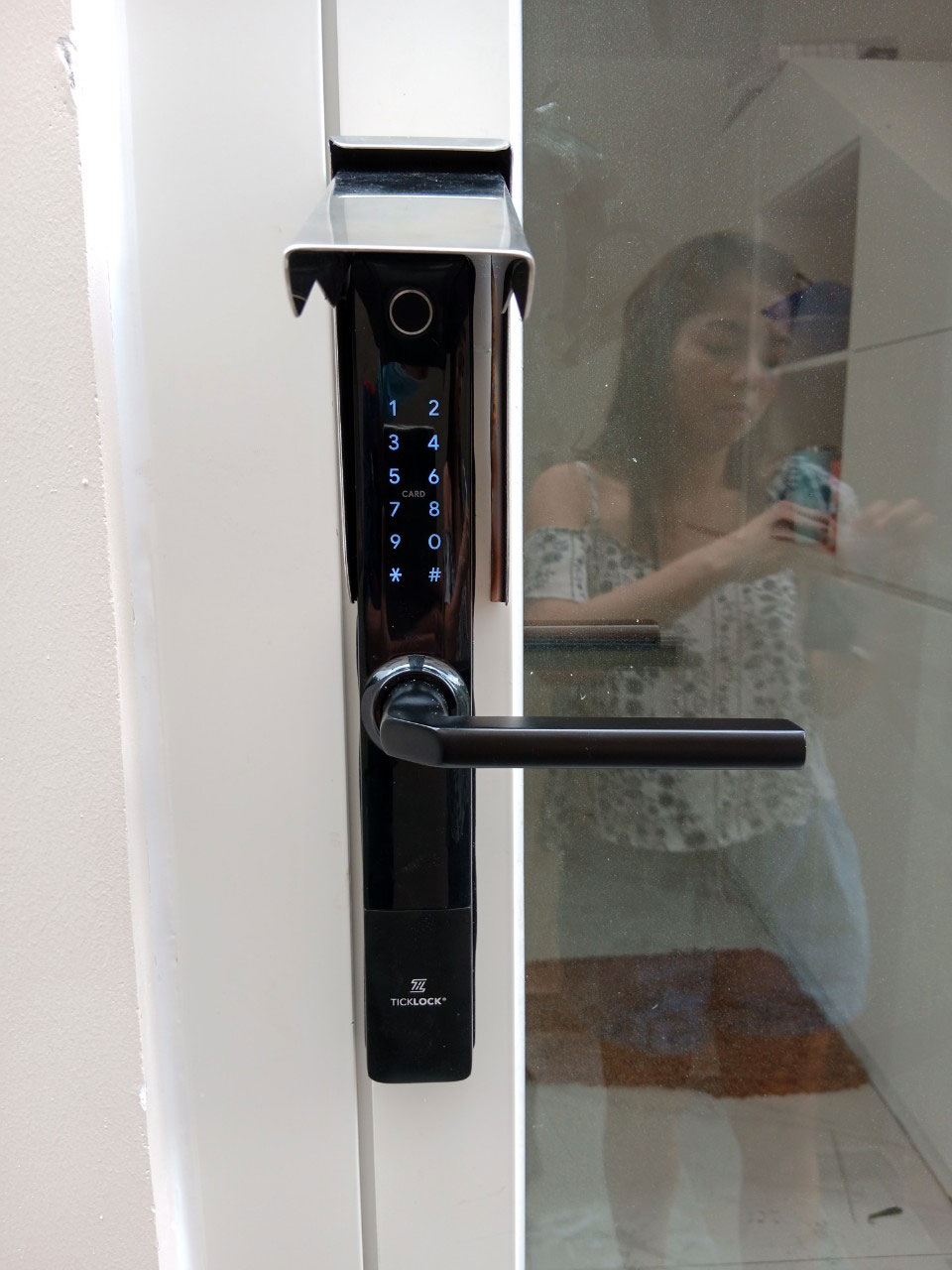 Hình ảnh thực tế khóa vân tay ticklock i720 trên cửa