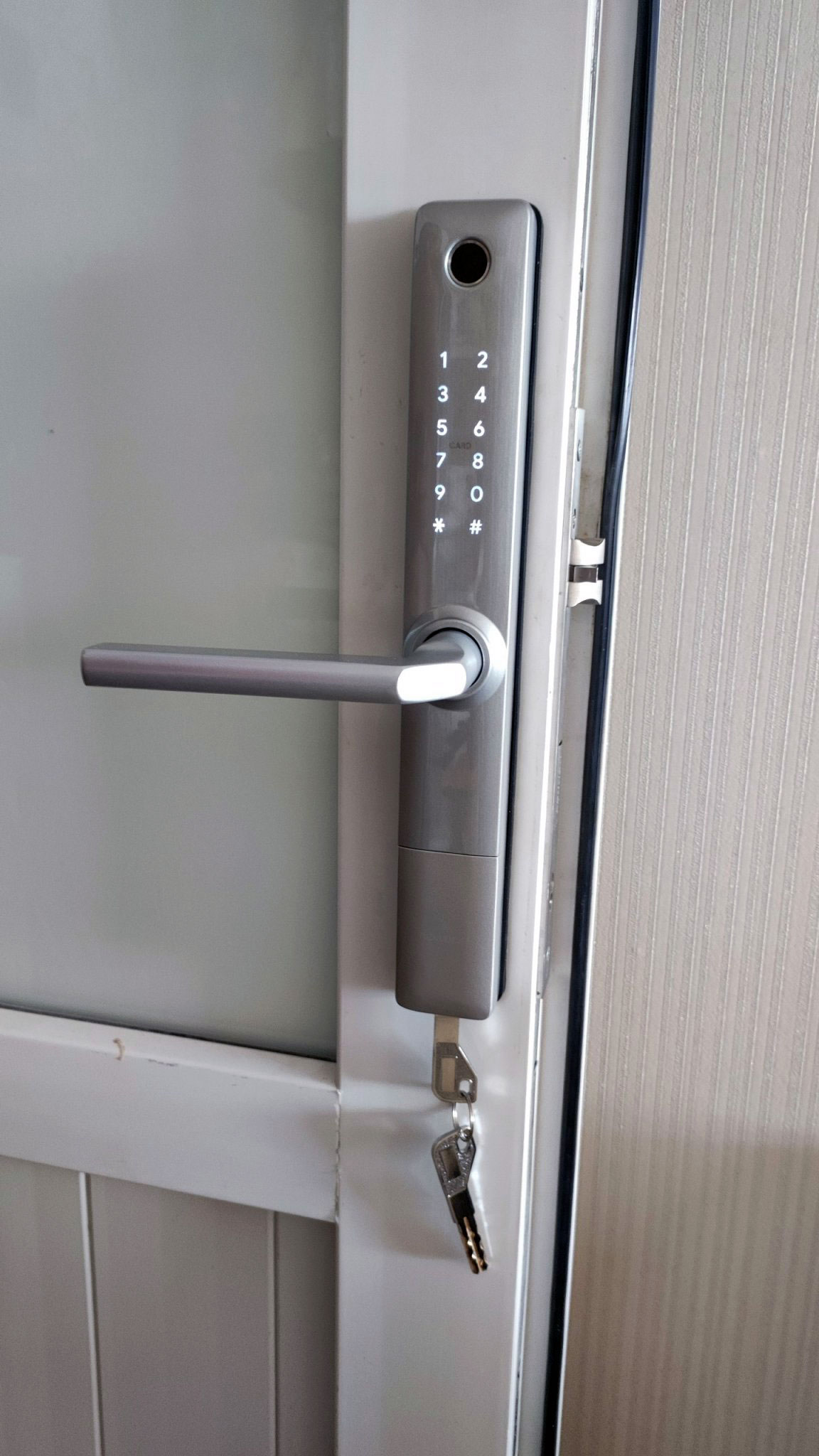 Hình ảnh thực tế khóa vân tay ticklock i720 trên cửa
