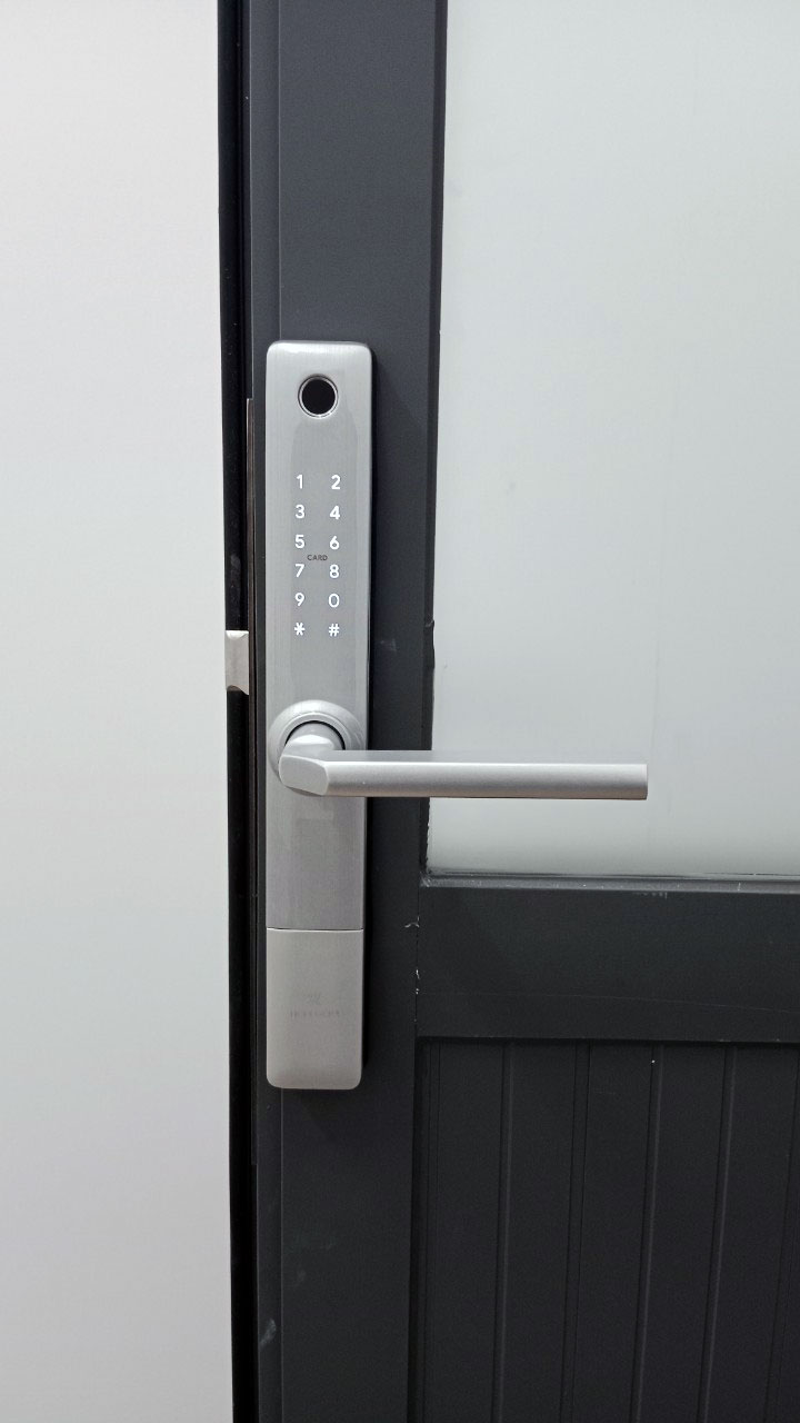 Hình ảnh thực tế khóa vân tay ticklock i720 trên cửa