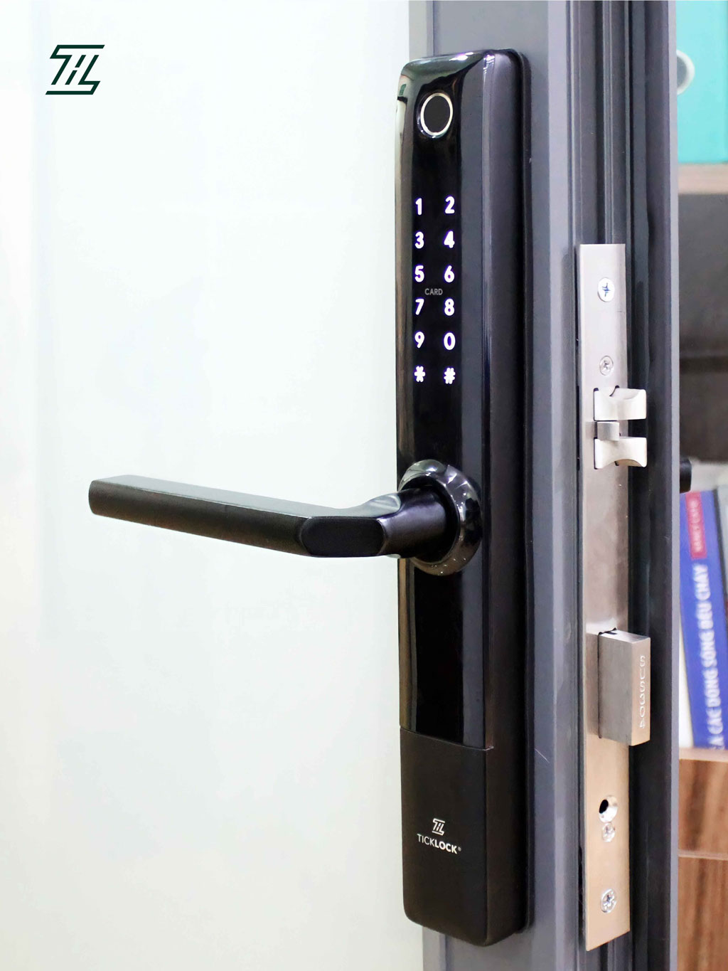 Hình ảnh thực tế khóa vân tay ticklock i720 trên cửa
