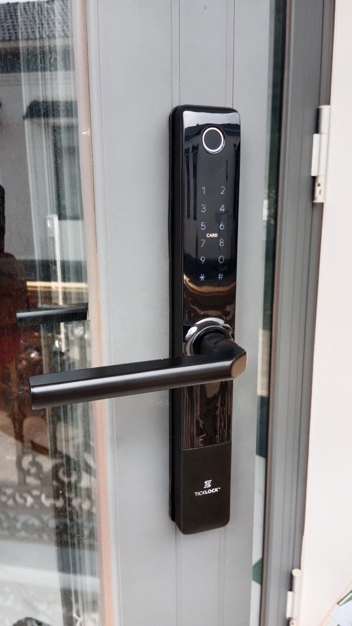 Hình ảnh thực tế khóa vân tay ticklock i720 trên cửa