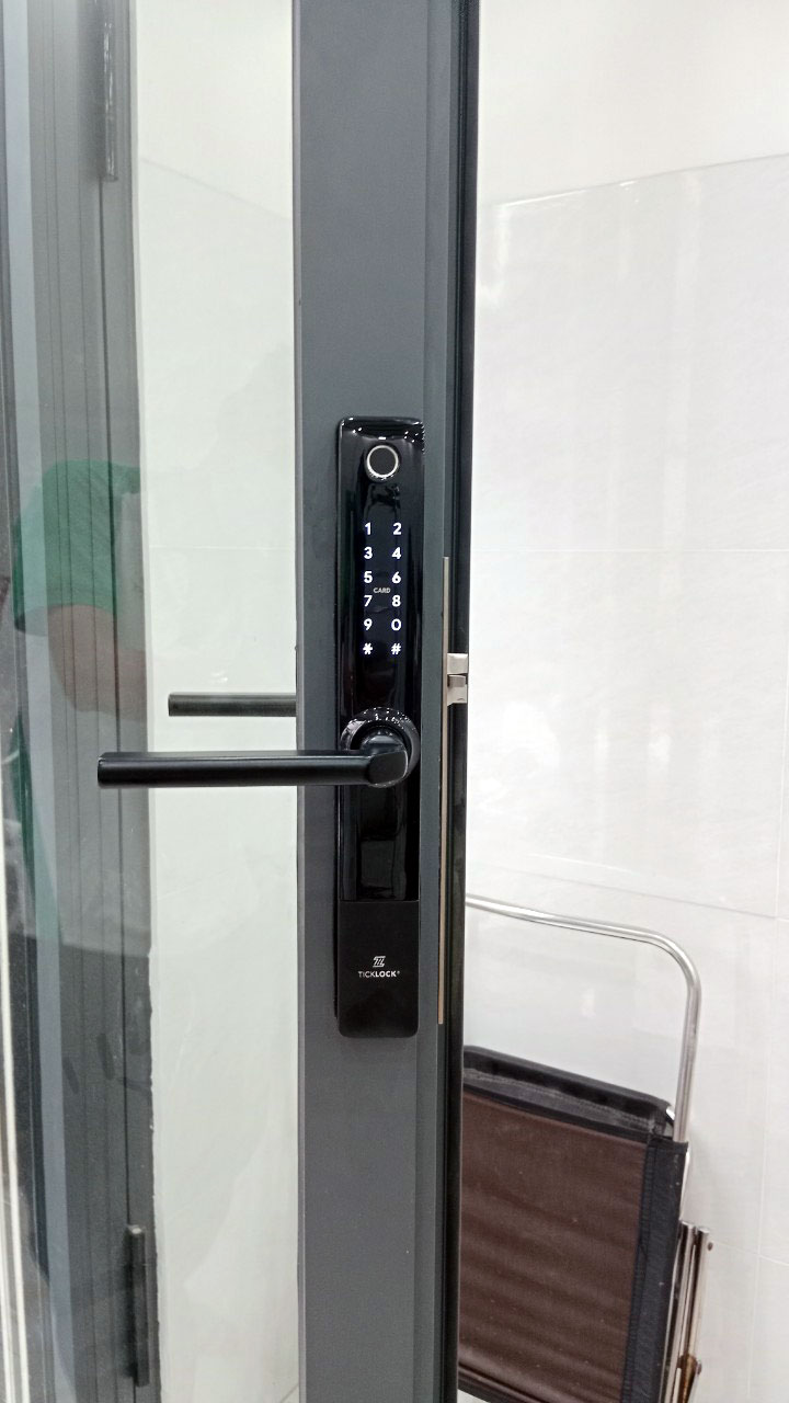 Hình ảnh thực tế khóa vân tay ticklock i720 trên cửa