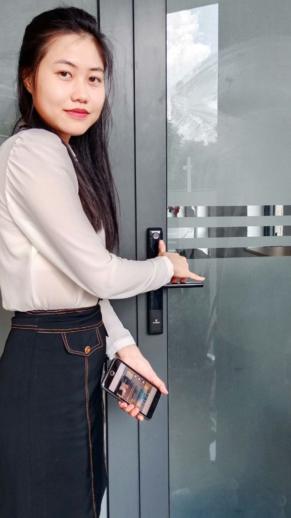 Hình ảnh thực tế khóa vân tay ticklock i720 trên cửa