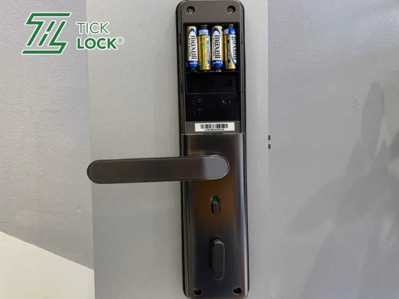 Tín hiệu cảnh báo khóa cửa từ vân tay hết pin