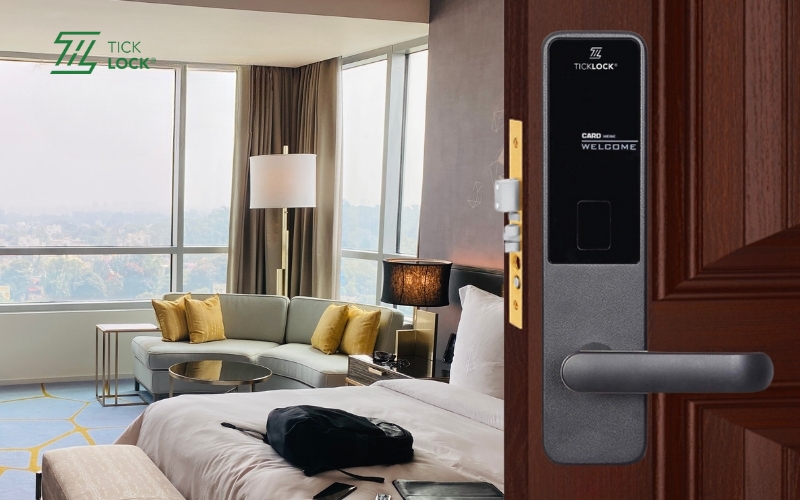 Kiểm tra trạng thái khóa cửa khách sạn trước khi lắp đặt
