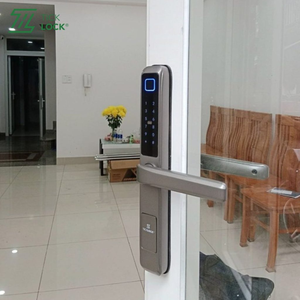 Khoá cửa nhôm TICKLOCK được lắp đặt thực tế