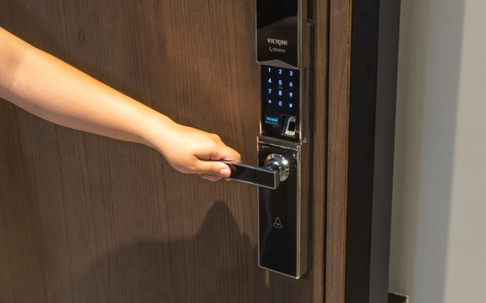 Khóa sẽ mở chậm hoặc hoạt động không ổn định khi pin yếu Khóa cửa phản hồi bị chậm