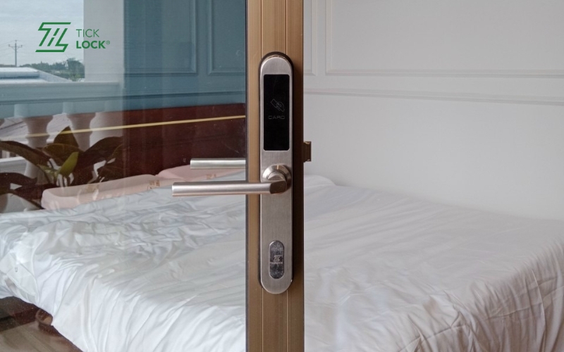 Các bước lắp đặt khóa cửa khách sạn chi tiết