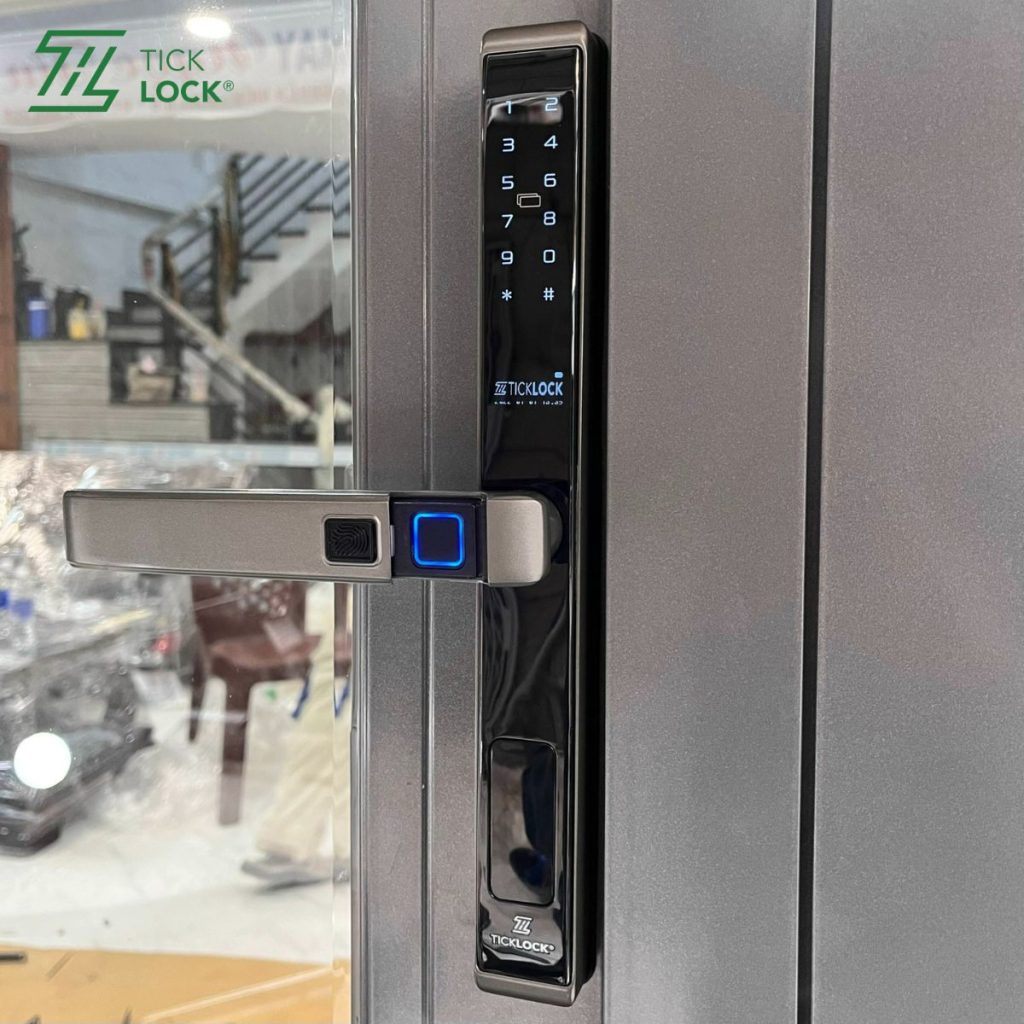 Lắp đặt khóa vân tay I939 cửa nhôm TICKLOCK cho khách hàng