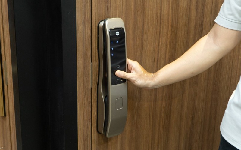 So sánh điểm khác biệt giữa khóa điện tử không tay cầm và có tay cầm Sự khác nhau giữa khóa điện tử không tay cầm và có tay cầm