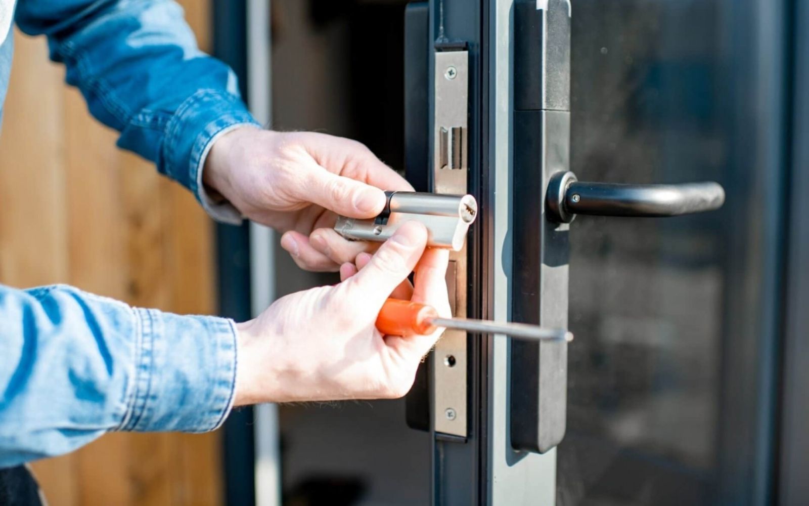 Thay pin mới để khóa cửa điện tử hoạt động lại bình thường Thay pin cho khóa cửa điện tử