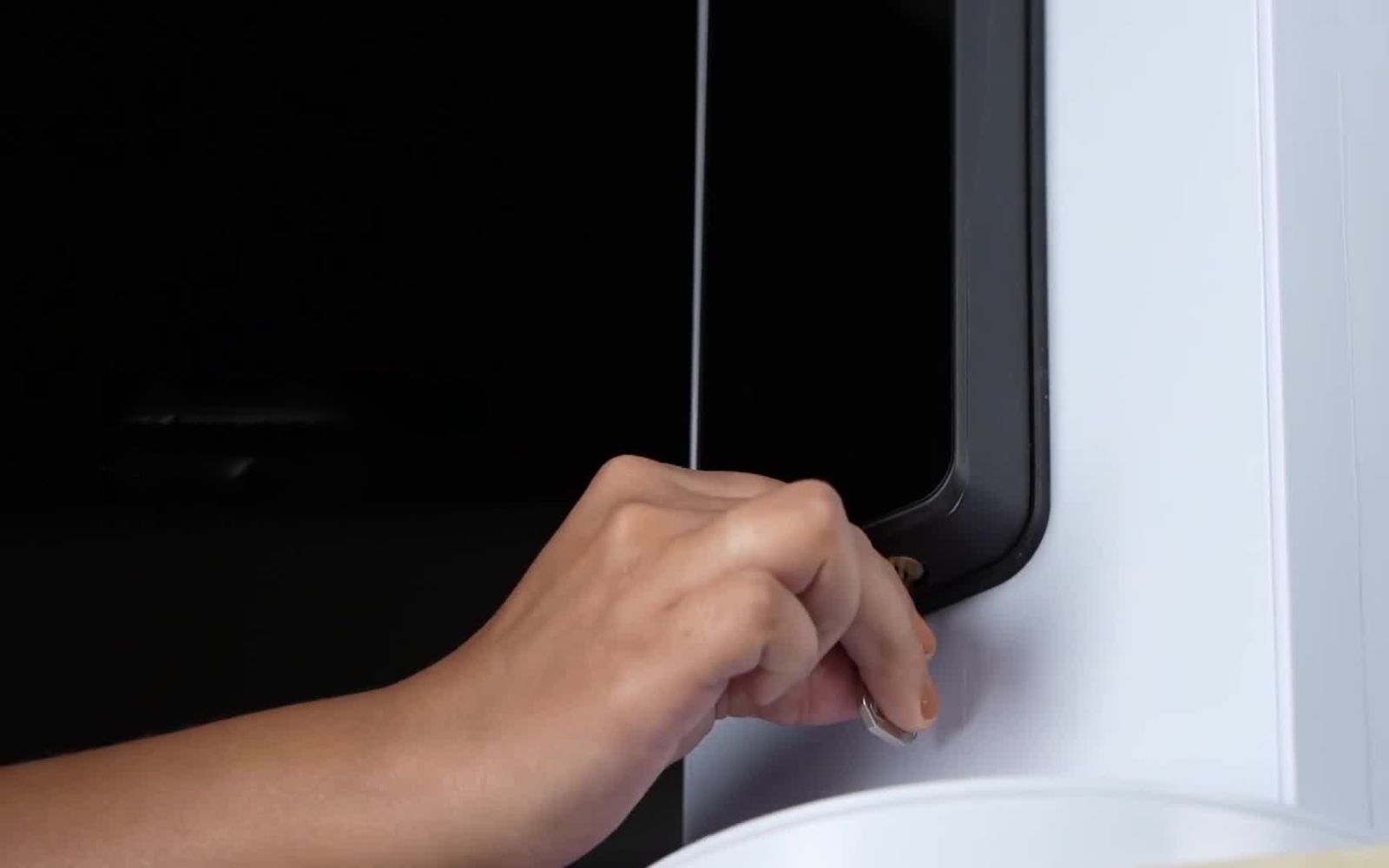 Khóa cửa kính mất khả năng bảo mật, chìa nào cũng mở được Khóa cửa kính bị lỗi chìa nào cũng mở được